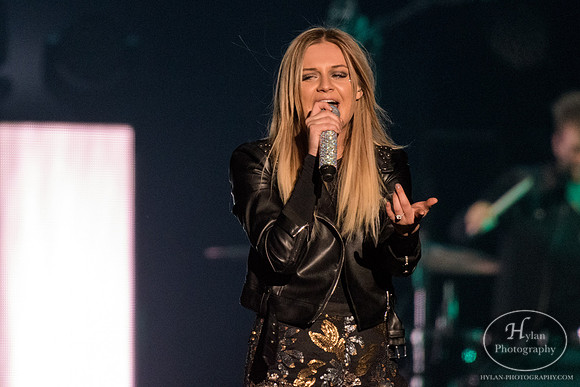 KelseaBallerini-HylanPhotography-MoheganSunArenaPa-CatCountry-03-2.jpg