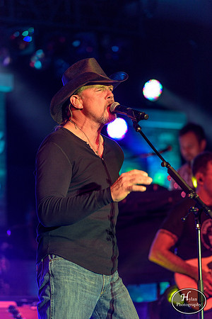 TraceAdkins-HylanPhotography-MoheganSunPocono-CatCountry-01-2.jpg