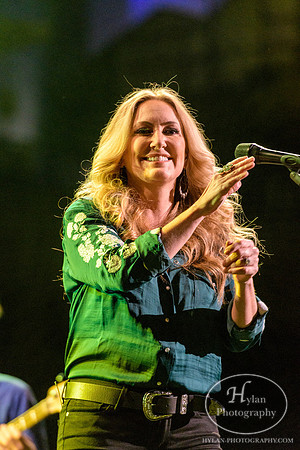LeeAnnWomack-HylanPhotography-MoheganPa-CatCountry96-193209.jpg
