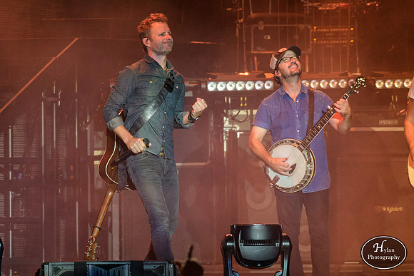 DierksBentley-HylanPhotography-Musikfest2016-CatCountry-204200.jpg