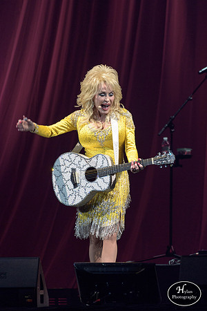DollyParton-HylanPhotography-MoheganSunArenaPa-CatCountry-01-3.jpg