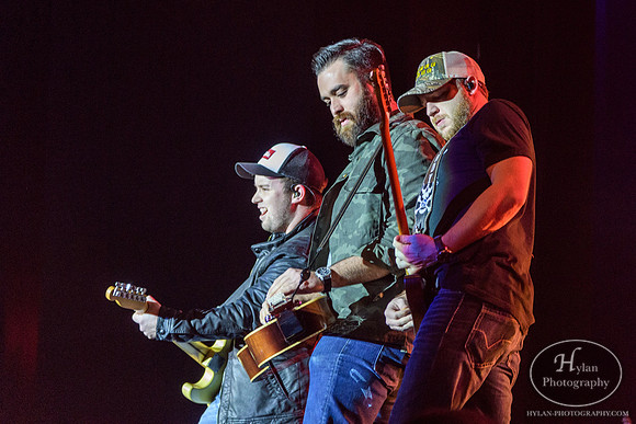 LukeCombs-HylanPhotography-SandsEventCenter-CatCountry96-4.jpg