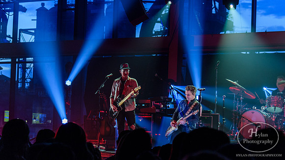 HunterHayes-HylanPhotography-SteelStacks-CatCountry96-2-3.jpg