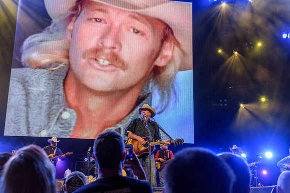 AlanJackson-HylanPhotography-MoheganPa-CatCountry96-205128.jpg