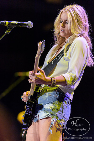 LindsayEll-HylanPhotography-MoheganSunArena-CatCountry-01-10.jpg