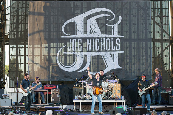 Joe-Nichols-Hylan-Allentown-Fair-2014-3.jpg