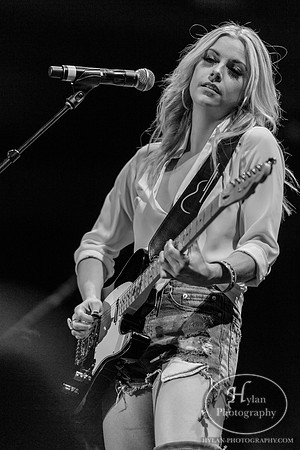LindsayEll-HylanPhotography-MoheganSunArena-CatCountry-05.jpg