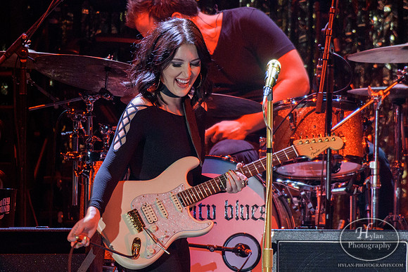 AubrieSellers-HylanPhotography-SantanderArena-CatCountry-190536.jpg