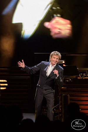 BarryManilow-HylanPhotography-MoheganSunArena-WLEV-203120.jpg