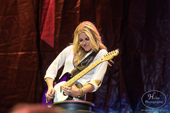 LindsayEll-HylanPhotography-MoheganSunArena-CatCountry-01-9.jpg