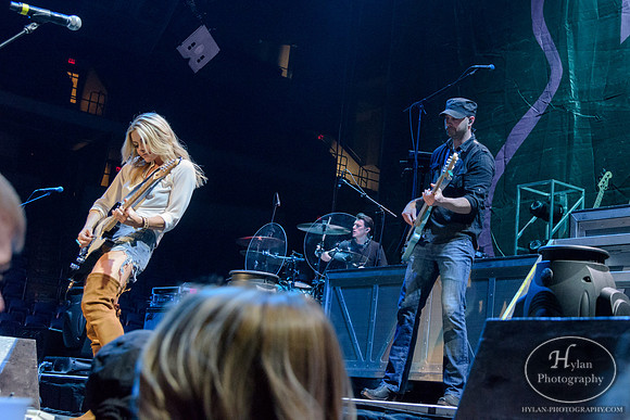 LindsayEll-HylanPhotography-MoheganSunArena-CatCountry-01-4.jpg