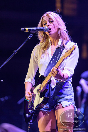 LindsayEll-HylanPhotography-MoheganSunArena-CatCountry-01.jpg