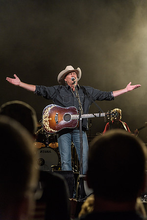 AlanJackson-HylanPhotography-MoheganPa-CatCountry96-2-3.jpg