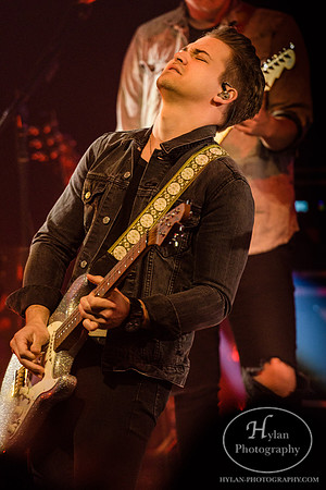 HunterHayes-HylanPhotography-SteelStacks-CatCountry96-3-2.jpg