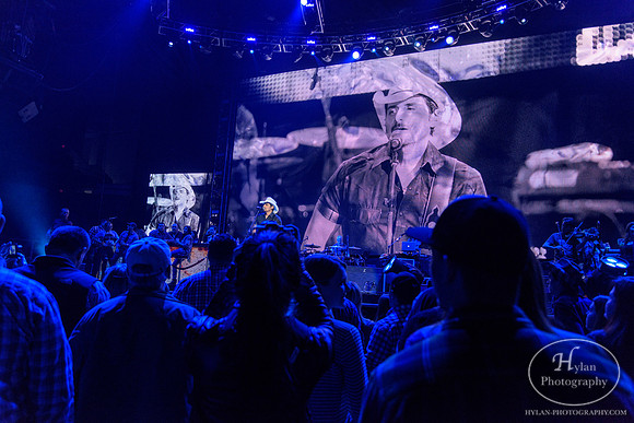BradPaisley-HylanPhotography-MoheganSunArena-CatCountry-212420.jpg