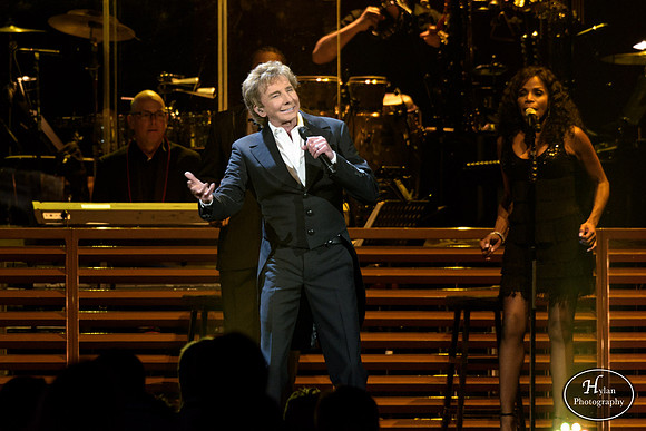 BarryManilow-HylanPhotography-MoheganSunArena-WLEV-01-3.jpg
