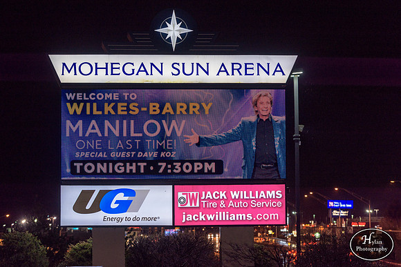 BarryManilow-HylanPhotography-MoheganSunArena-WLEV-01-11.jpg