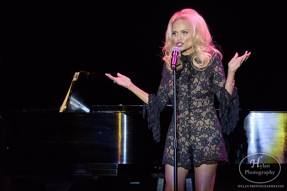 KristinChenoweth-HylanPhotography-SandsEventCenter-WLEV-02.jpg