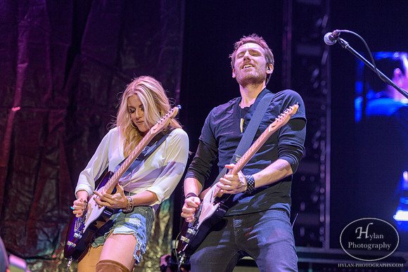 LindsayEll-HylanPhotography-MoheganSunArena-CatCountry-01-8.jpg