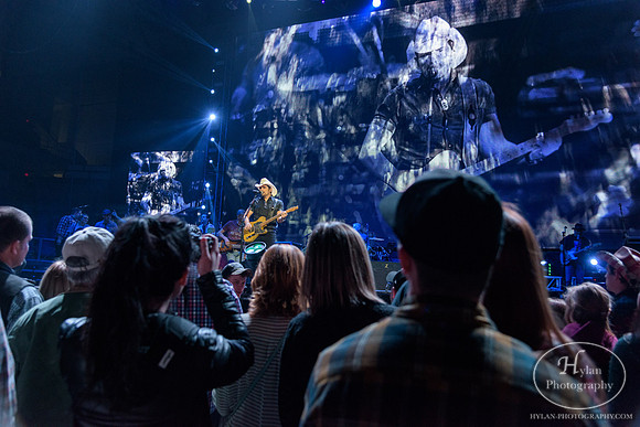 BradPaisley-HylanPhotography-MoheganSunArena-CatCountry-212446.jpg