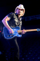 BradPaisley-HylanPhotography-MoheganSunArena-CatCountry-02.jpg