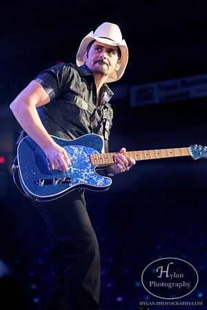 BradPaisley-HylanPhotography-MoheganSunArena-CatCountry-02.jpg