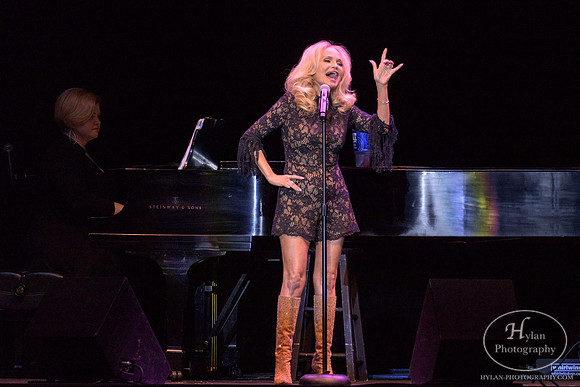 KristinChenoweth-HylanPhotography-SandsEventCenter-WLEV-191132.jpg