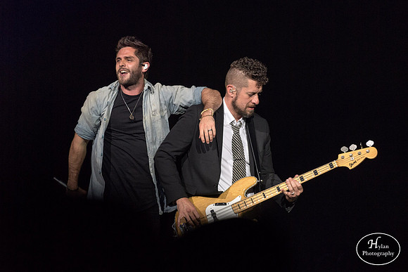 ThomasRhett-HylanPhotography-PPLCenter-CatCountry-01-6.jpg