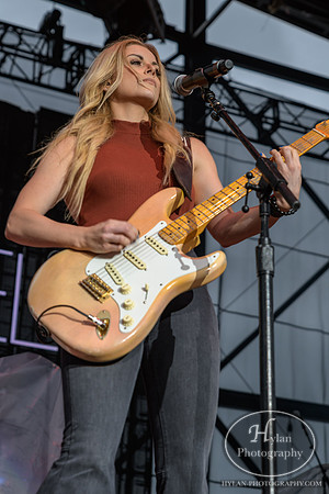 LindsayEll-HylanPhotography-AllentownFair-CatCountry96-3-2.jpg