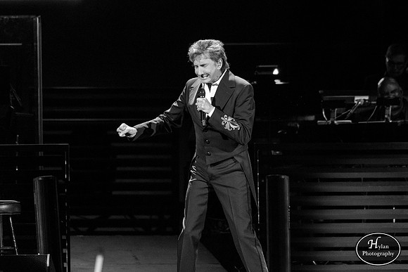BarryManilow-HylanPhotography-MoheganSunArena-WLEV-203440.jpg