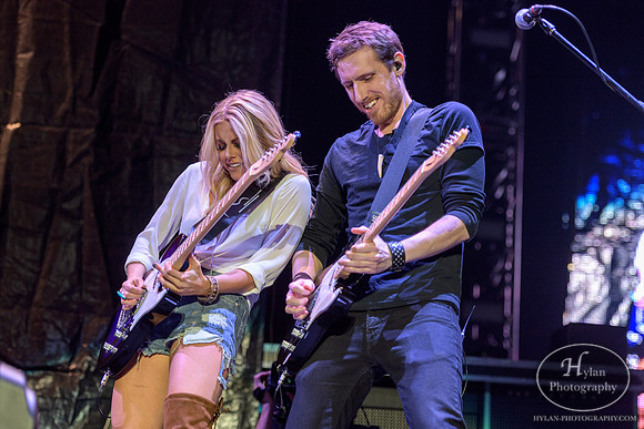LindsayEll-HylanPhotography-MoheganSunArena-CatCountry-03-2.jpg