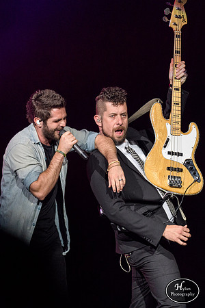 ThomasRhett-HylanPhotography-PPLCenter-CatCountry-04.jpg