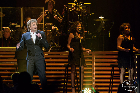 BarryManilow-HylanPhotography-MoheganSunArena-WLEV-02.jpg