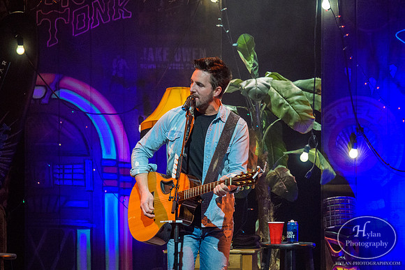 JakeOwen-HylanPhotography-FMKirby-CatCountry96-2.jpg