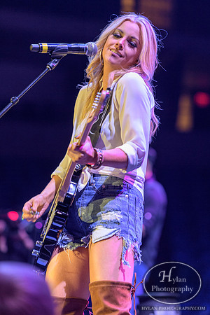 LindsayEll-HylanPhotography-MoheganSunArena-CatCountry-01-2.jpg