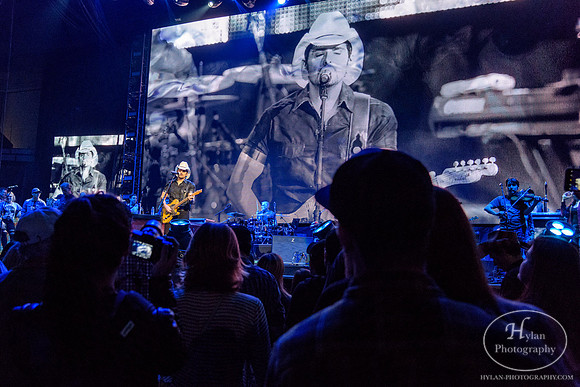 BradPaisley-HylanPhotography-MoheganSunArena-CatCountry-212434.jpg