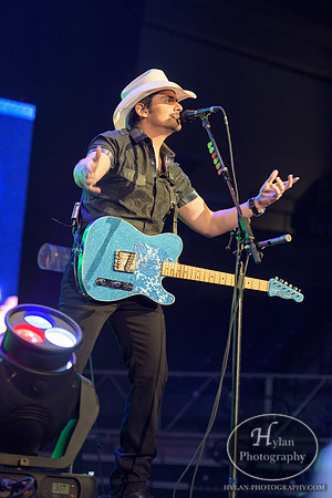 BradPaisley-HylanPhotography-MoheganSunArena-CatCountry-01.jpg