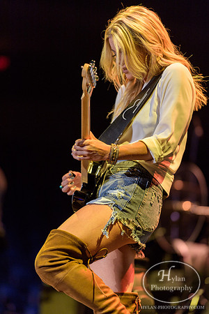 LindsayEll-HylanPhotography-MoheganSunArena-CatCountry-01-7.jpg