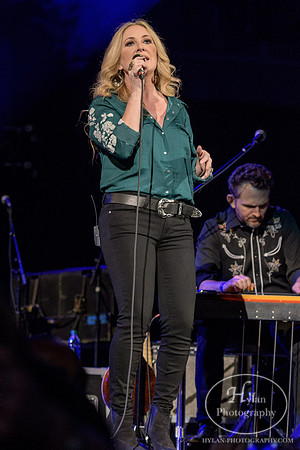 LeeAnnWomack-HylanPhotography-MoheganPa-CatCountry96-193702.jpg