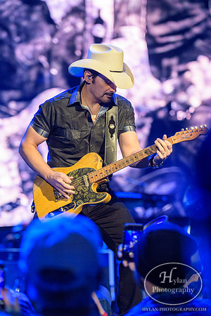 BradPaisley-HylanPhotography-MoheganSunArena-CatCountry-212346.jpg