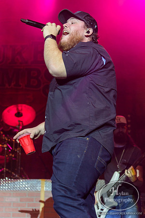 LukeCombs-HylanPhotography-SandsEventCenter-CatCountry96-2-2.jpg
