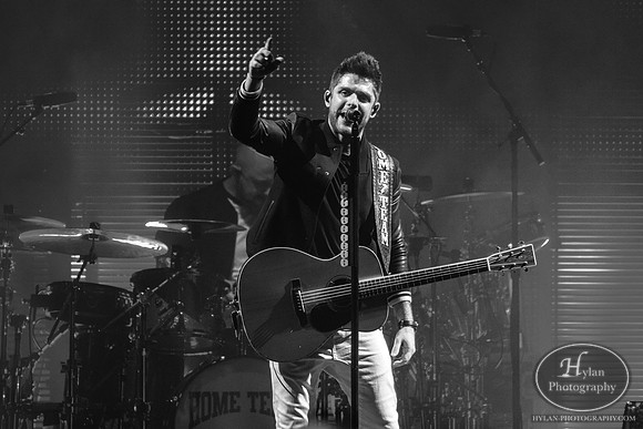 ThomasRhett-HylanPhotography-MoheganSunArenaPa-CatCountry-04-2.jpg