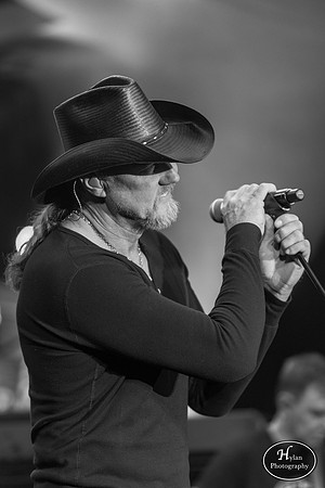 TraceAdkins-HylanPhotography-MoheganSunPocono-CatCountry-02.jpg