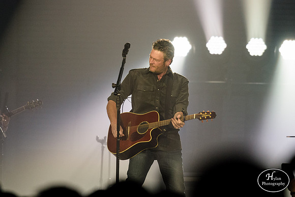BlakeShelton-HylanPhotography-MoheganSunArena-CatCountry-204230.jpg