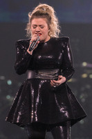 KellyClarkson-HylanPhotography-PPLCenter-WLEV-205401.jpg