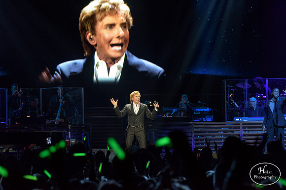 BarryManilow-HylanPhotography-MoheganSunArena-WLEV-01-9.jpg