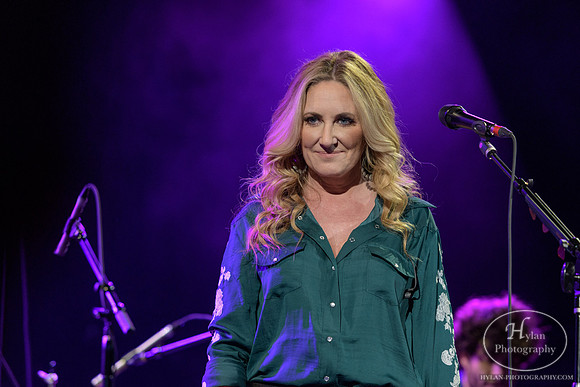 LeeAnnWomack-HylanPhotography-MoheganPa-CatCountry96-3.jpg