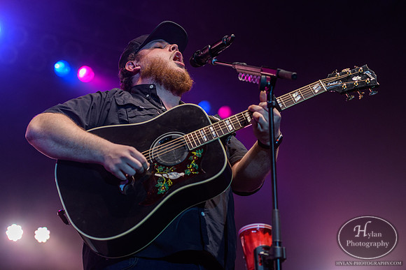 LukeCombs-HylanPhotography-SandsEventCenter-CatCountry96-2-10.jpg