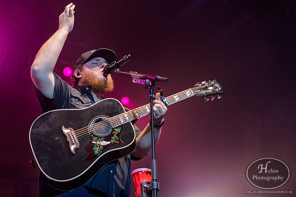 LukeCombs-HylanPhotography-SandsEventCenter-CatCountry96-2-9.jpg