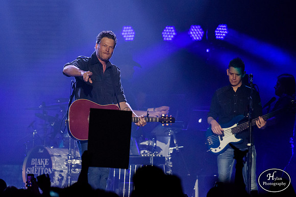 BlakeShelton-HylanPhotography-MoheganSunArena-CatCountry-01-11.jpg